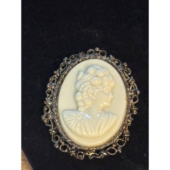 Vintage Cameo Brooch Pin With Detailed Woman Portrait In Ornate Metal Frame - Picture 7 of 9